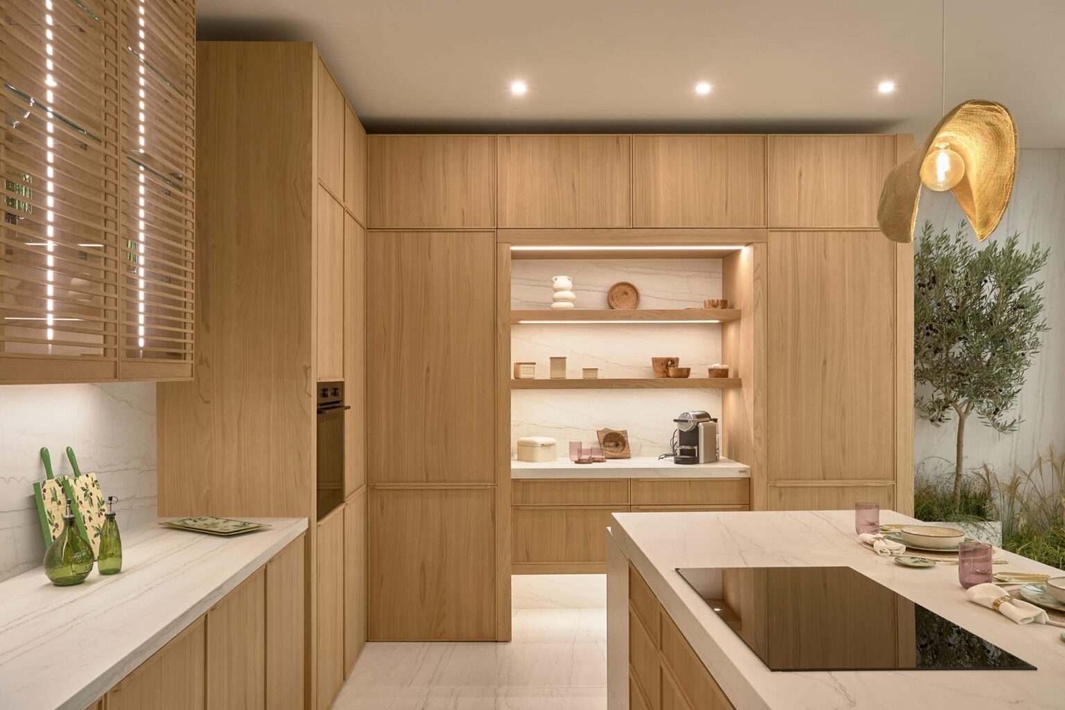 Cuisine contemporaine ouverte avec lumière naturelle